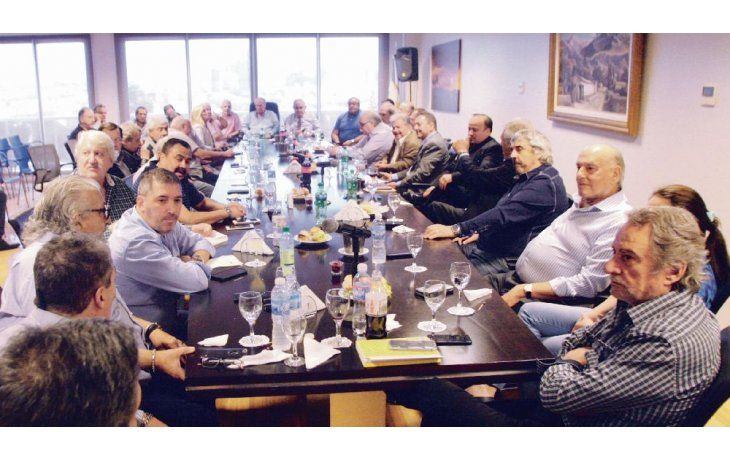 ámbito.com | peso relativo. Los gremios mayoritarios, reunidos el miércoles en Petroleros, temen que la alianza Moyano-Barrionuevo pueda frustrar sus planes de encumbrar a Daer.