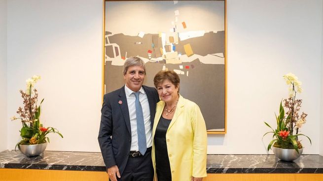 Luis Caputo junto a Kristalina Giorgieva.&nbsp;