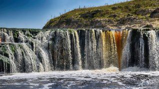 La hermosa cascada Cifuentes, cerca de Tres Arroyos.