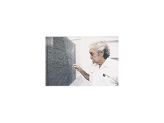 La muestrade JesúsRafael Soto(arriba en suestudio deParís en1999). reúneveintisieteobras de unartista que seconsagró a lainvestigacióndelmovimiento yla luz comomodo deromper conreglasestablecidas.