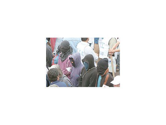 Ayer piqueteros enmascarados volvieron a llevar el caos a los accesos a la Capital Federal y a diversos puntos del centro. Entre los activistas se destacaron los seguidores de Raúl Castells, que reclamaron ante las sedes de la Organización del Trabajo y de la Embajada de la India.
