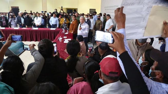 Cientos de manifestantes interrumpieron a López Obrador en Puebla.