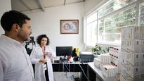 Martí Batres en unidades médicas del ISSSTE.