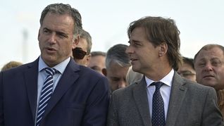 Mientras el gobierno del Frente Amplio defiende que la instalación de la fábrica es un logro propio tras meses de gestiones fiscales y energéticas, desde el Partido Nacional salieron al cruce con documentos para demostrar que el proyecto industrial ya estaba aprobado y en marcha desde el año 2024. Mientras el gobierno del Frente Amplio defiende que la instalación de la fábrica es un logro propio tras meses de gestiones fiscales y energéticas, desde el Partido Nacional salieron al cruce con documentos para demostrar que el proyecto industrial ya estaba aprobado y en marcha desde el año 2024.