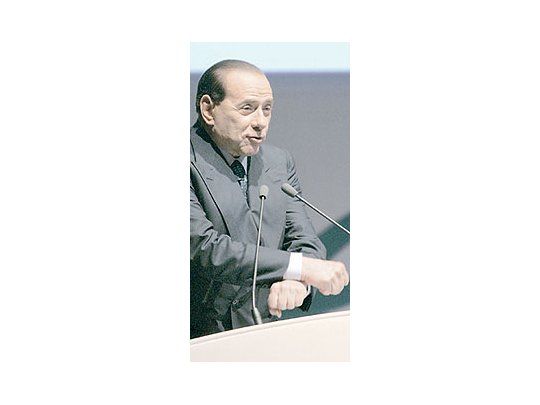 «Así me quieren ver los fiscales», dijo Silvio Berlusconi, simulando tener sus manos esposadas, durante una reunión con empresarios. Sus dardos contra los magistrados cayeron muy mal en la audiencia.