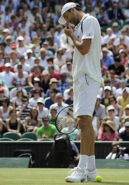 El poderoso saque de Karlovic no fue suficiente para doblegar a Federer.