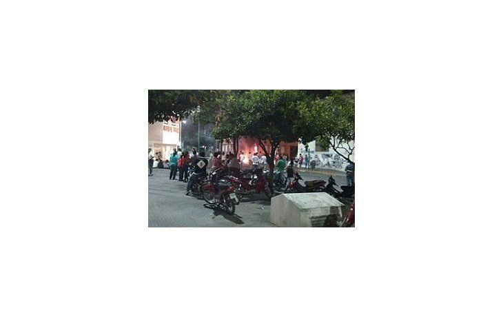 Los manifestantes queman gomas y exigen ser reincorporados.