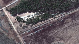 Imágenes satelitales muestran que Rusia movilizó tropas terrestres en la frontera entre Ucrania y Bielorrusia.