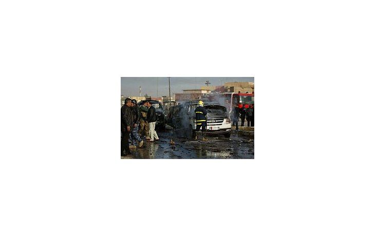 Los bomberos intenta apagar unos los coches que estalló en Bagdad.