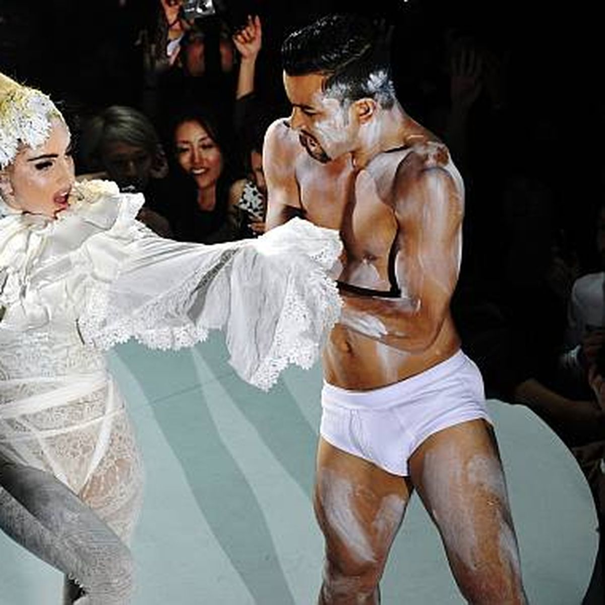 su ropa interior Lady Gaga sólo usa ropa interior de seda | The Government ...
