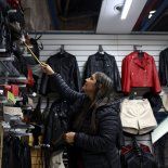 Detrás de cada prenda hay talleres, operarios, diseñadores, logística y comercios. Detrás de cada prenda hay talleres, operarios, diseñadores, logística y comercios.