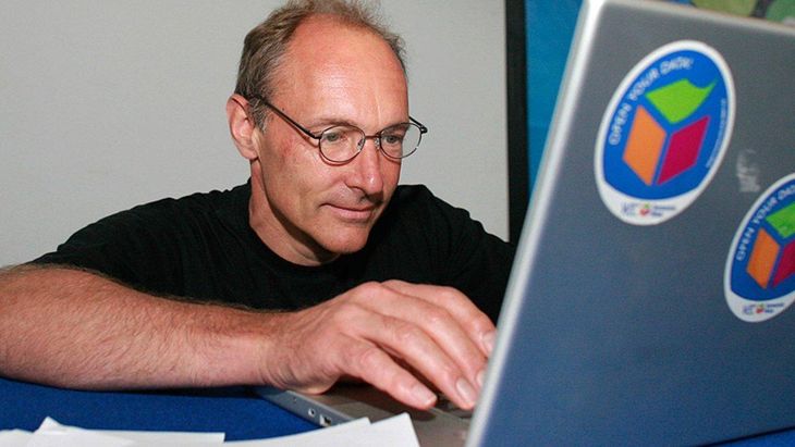 En 1991 Tim Berners-Lee presenta en EEUU el navegador para Internet al que llamó WorldWideWeb.