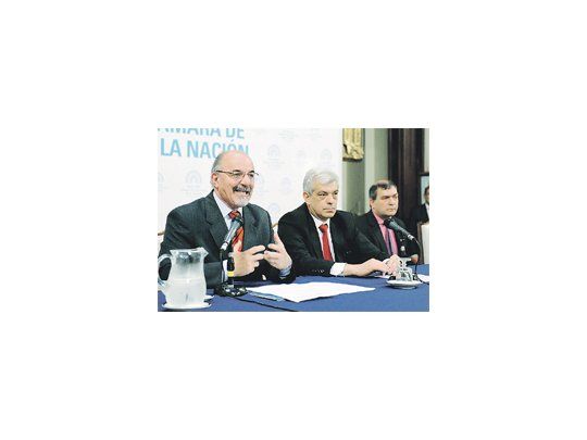 Carlos Tomada fue ayer a Diputados para lanzar junto con Julián Domínguez el Programa de Inserción para Personas con Discapacidad , que deberían llegar a cubrir un  cupo del 4% de la planta de personal.