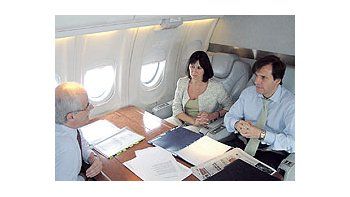 Jorge Taiana,Felisa MiceliMartínRedrado, conun ejemplarde este diarioen sucarpeta, enviaje a Brasil.