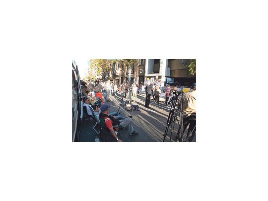Una multitud de  curiosos y de enviados  de medios  cortó ayer la avenida Belgrano, en donde está la clínica Favaloro, a la espera de noticias sobre la operación a la Presidente. Hoy a mediodía, nuevo parte de los médicos.