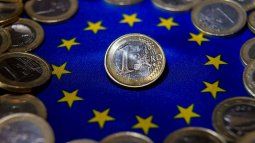 Find out the price of the Euro at the beginning of the week.