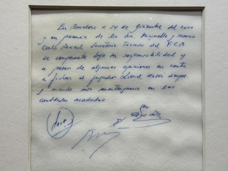 El contrato de Messi en una servilleta. El contrato de Messi en una servilleta.