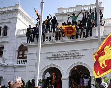 Manifestantes toman el palacio presidencial de Sri Lanka.