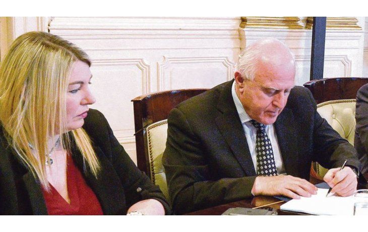 FIRMA. El gobernador Lifschitz suscribió el pacto tras lograr la promesa de pago de la deuda por coparticipación. A su lado, la fueguina Bertone.