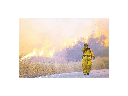 FUEGO. Las llamas se propagaban ayer por las altas temperaturas.