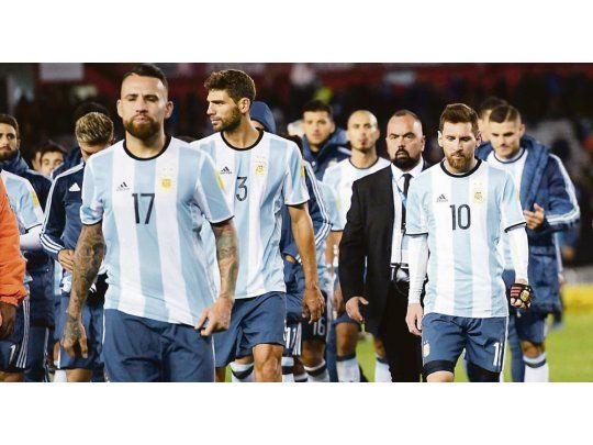 Amargura. Otamendi, Messi, Fazio e Icardi  son la imagen de la decepción. Argentina apenas pudo empatar ante Venezuela y continúa en zona de repechaje, faltando dos fechas para el final de las eliminatorias.