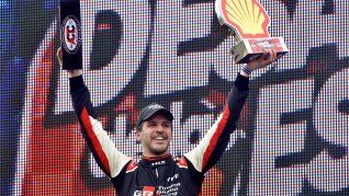 Brazos en alto. Matías Rossi festeja en lo más alto del podio su triunfo en el Desafío de las Estrellas del TC.