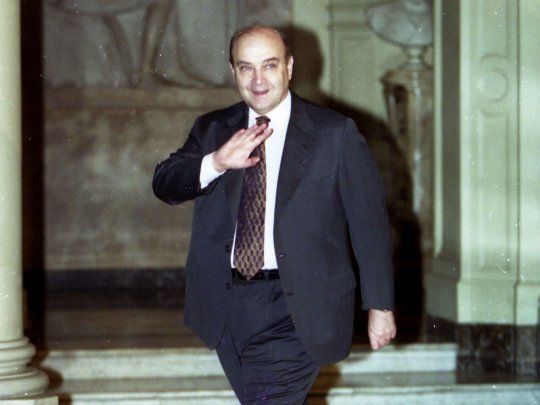 Tras la rtenuncia de López Murphy en marzo de 2001, la llegada de Cavallo se produce en un clima ambiguo.