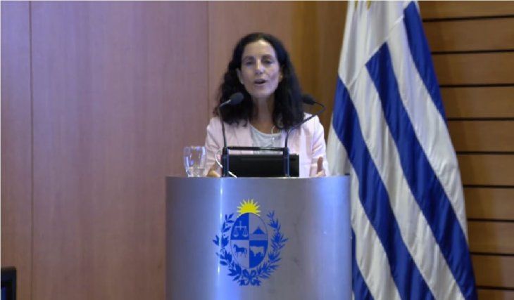 La ministra de Economía y Finanzas, Azucena Arbeleche, durante la presentación de los resultados económicos 2023 en Uruguay. La ministra de Economía y Finanzas, Azucena Arbeleche, durante la presentación de los resultados económicos 2023 en Uruguay.