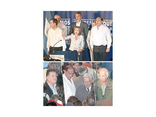 Entusiasmo en el escenario al cantar la marchita antes de comenzar el acto en La Plata: los candidatos Jorge Villaverde, Jorge Sarghini, Chiche Duhalde, Francisco De Narváez, Mabel Müller y José María Díaz Bancalari, a voz en cuello. (arriba) Escenas en la platea: Alfredo Atanasof, Manuel Quindimil y Aldo Rico cruzan saludos al finalizar el acto duhaldista en el Club Gimnasia y Esgrima de La Plata. (abajo)