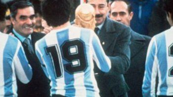 Jorge Rafael Videla le entrega la Copa del Mundo al capitán del seleccionado argentino, Daniel Alberto Passarella.