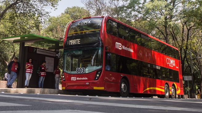 El icónico doble piso de la Línea 7 del Metrobús.