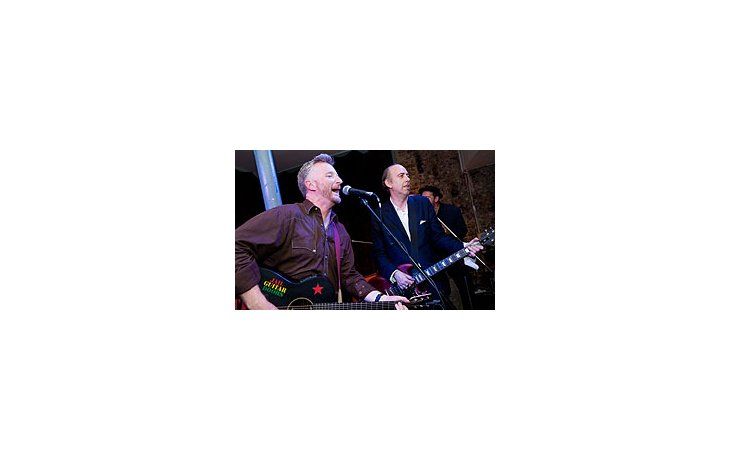 Mick Jones y Billy Bragg, el fundador de la ONG.