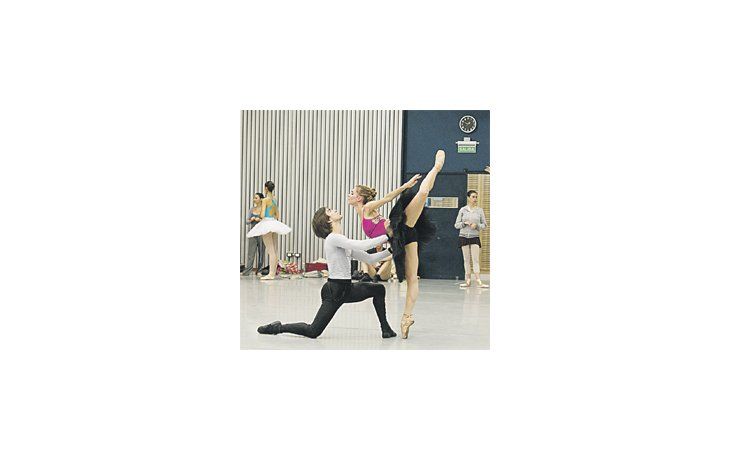 Uno de los ensayos de “El lago de los cisnes”, el clásico de ballet con el cual el Teatro Colón pone en marcha su temporada del año.