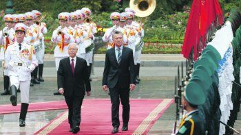 Honores. Mauricio Macri fue recibido ayer por Nguyen Phu Trong en Hanoi con honores de Estado. Antes visitó el mausoleo de Ho Chi Mihn.