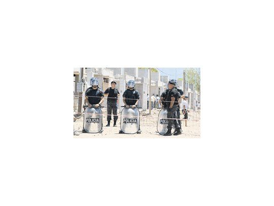 La Policía custodia los predios liberados mientras se mantiene la usurpación de espacios linderos.