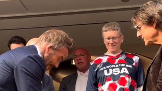 Un aficionado mexicano se fue feliz del So-Fi Stadium de Los Ángeles al conseguir que David Beckham y Tom Cruise le firmen su playera del América. Un aficionado mexicano se fue feliz del So-Fi Stadium de Los Ángeles al conseguir que David Beckham y Tom Cruise le firmen su playera del América.