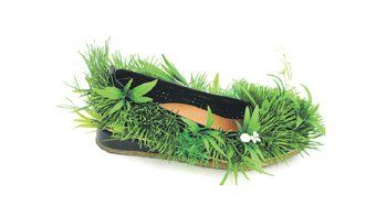 Uno de los zapatos primaverales que la artista María Martha Pichel confeccionó con césped artificial y exhibirá a partir del jueves.