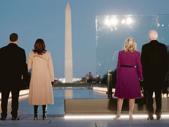 Homenaje blindado. Joe Biden y su vicepresidenta Kamala Harris, acompañados por sus respectivas parejas, rindieron homenaje las víctimas de la pandemia. El presidente electo estuvo protegido por un vidrio antibala.