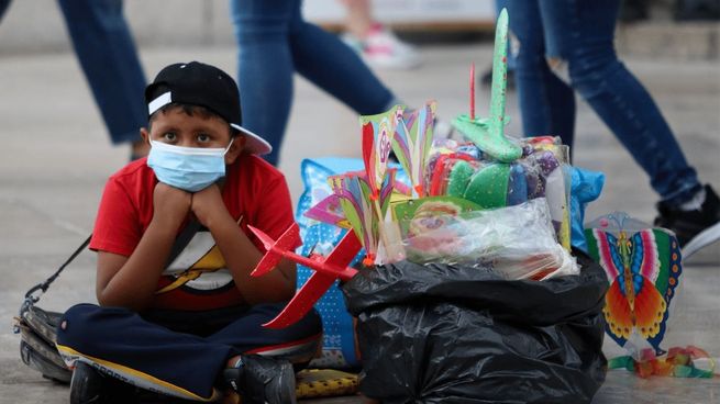 Imagen de un niño trabajando en la calle.
