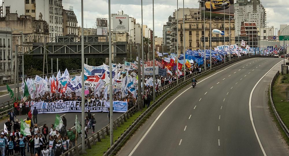 Masiva Marcha Federal en Plaza de Mayo contra ajuste y despidos (foto 14)
