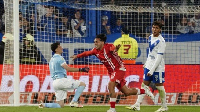 Argentinos Juniors sigue en carrera
