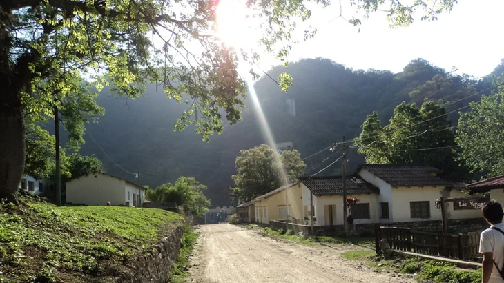 En el sur tucumano, el turismo de verano encuentra un plan sereno entre verde y agua: un lugar para bajar un cambio y mirar el paisaje con calma.