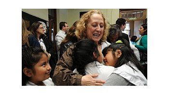 El fallo ordenó la restitución de los docentes.