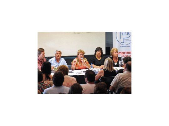 La FEB rechazó oferta de Provincia. Los docentes rechazaron que la prepuesta se efectivice en dos tramos y que termine desvirtuando la carrera docente, dijo Mirta Petrocini, titular del gremio.