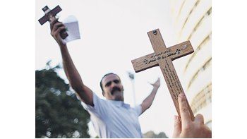 ámbito.com | Desde la salida del poder de Hosni Mubarak parece haberse roto el frágil equilibrio entre la mayoría musulmana de Egipto y la minoría cristiana. Los reclamos de estos últimos terminan, con frecuencia, en violentas refriegas con islamistas.