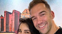 Lewis Howes, junto a su pareja, Martha Higareda.