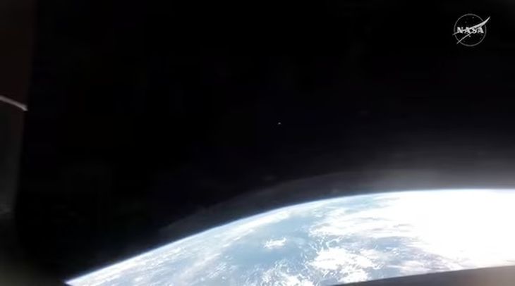 La Tierra, momentos antes del reingreso de la nave Orión. La Tierra, momentos antes del reingreso de la nave Orión.