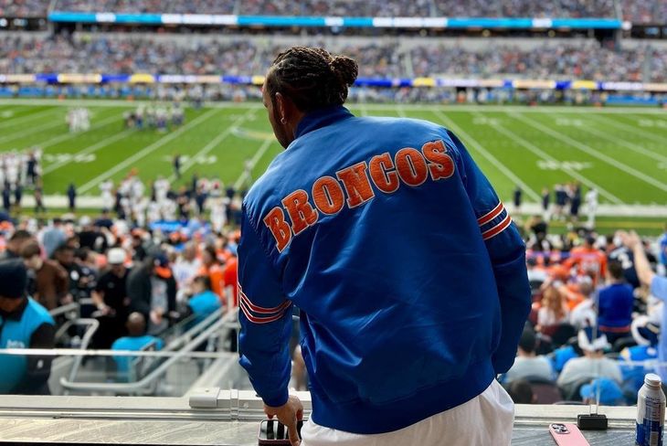 Lewis Hamilton comparte en sus redes sociales su fanatismo por Los Broncos de Denver. Lewis Hamilton comparte en sus redes sociales su fanatismo por Los Broncos de Denver.