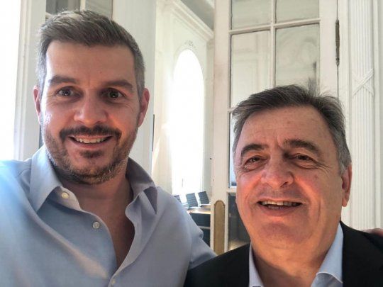abrazo. Marcos Peña invitó ayer a almorzar a Mario Negri a la Casa Rosada. Le insistió en subir a Twitter una selfie de ambos.&nbsp;