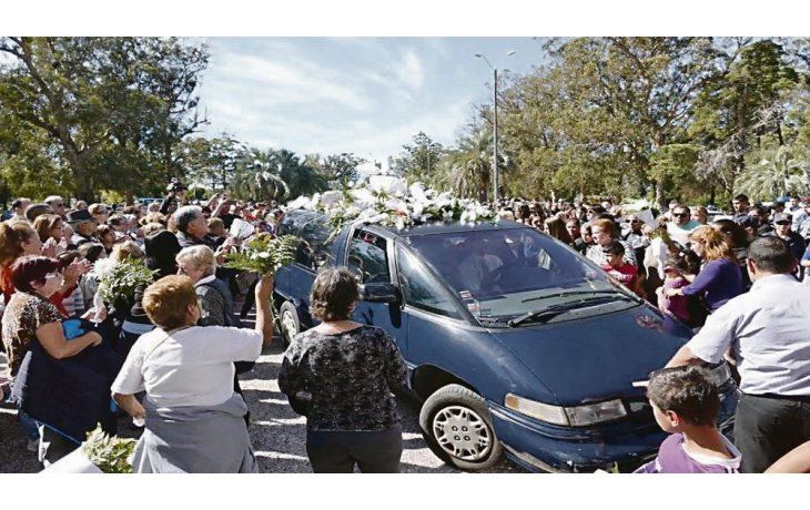 Despedida. Ayer familiares, amigos y  vecinos despidieron los restos del niño de 10 años que apareció el sábado sin vida junto a su entrenador.